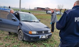 Policyjny pościg za poszukiwanym. Mężczyzna wyskoczył z jadącego auta
