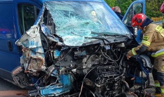Sekundy od tragedii pod Rogowem. Lokomotywa staranowała dostawczaka na przejeździe kolejowym