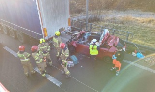 Tragedia na autostradzie A2. Samochód osobowy wjechał pod naczepę ciężarówki. Nie żyje 40-letni kierowca