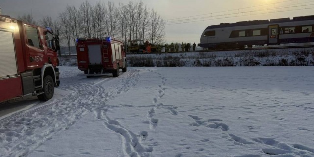 Brakowało metra szyny, a pociąg pełen był ludzi! Co wydarzyło się na torach w gminie Koluszki? [Foto]