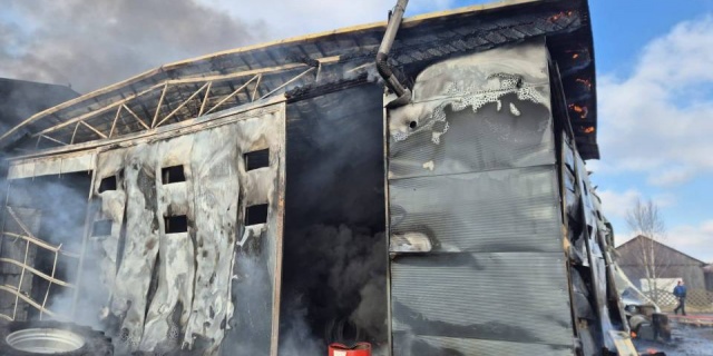 Potężny pożar w gminie Złoczew. 100 byków uratowanych z zadymionej obory, ale straty sięgają milionów!