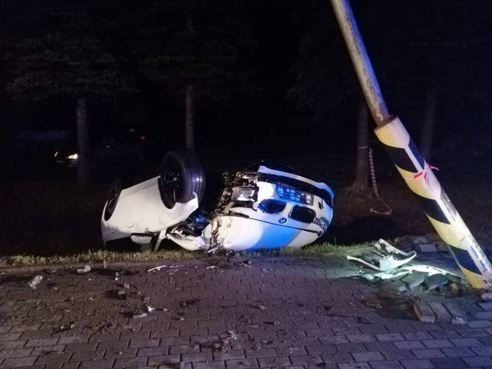 Groźny wypadek na Szadkowskiej. Auto roztrzaskało się o słup