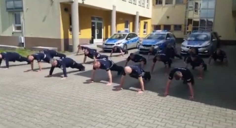 Wieruszowscy policjanci ćwiczyli dla chorego Wojtusia z Galewic. Nominowali kolegów z powiatów: zduńskowolskiego i łódzkiego wschodniego