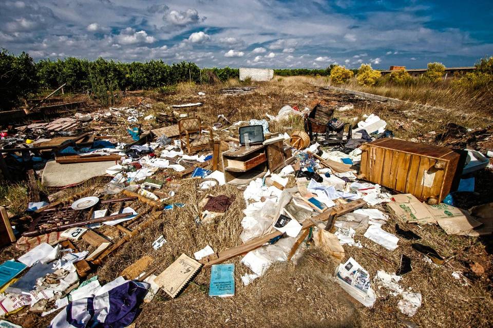 WIOŚ wytacza wojnę śmieciowym mafiom i leśnym śmieciarzom. Urzędnicy mają pomysł, by ich ścigać! Jaki?