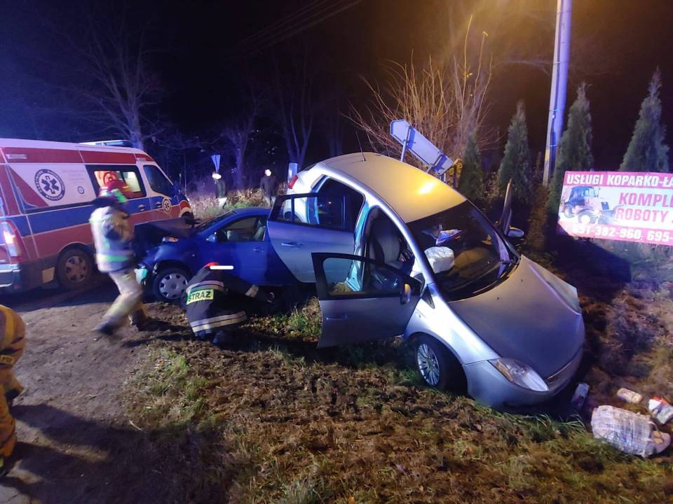 Niebezpiecznie w gminie Szadek. Dwa auta zderzyły się na skrzyżowaniu, jedna osoba trafiła do szpitala