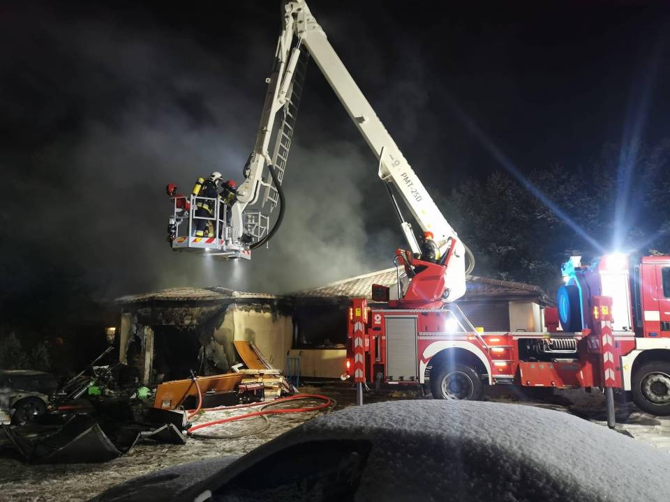 Pożar domu i wybuch w Rosanowie. Jedna osoba ranna, w akcji kilka zastępów strażaków
