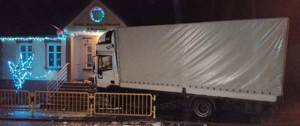 Groźny wypadek w Dalikowie, ciężarówka uderzyła w budynek biblioteki