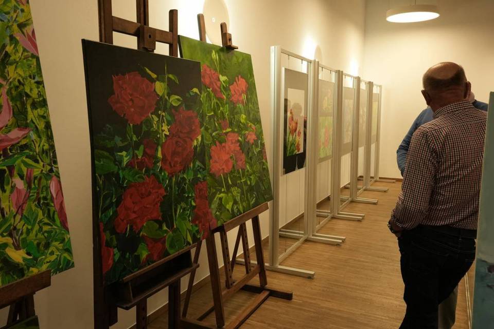 Wystawa malarstwa Ewy Słodzińskiej. Prace prezentowane są w MDK Ratusz