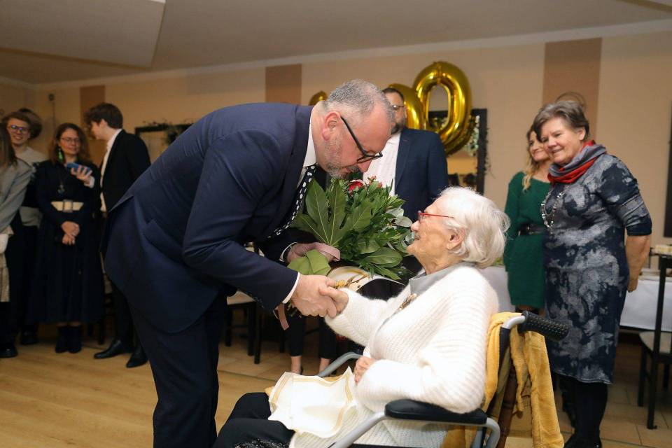 Zduńskowolanka pani Cecylia Michalak obchodziła setne urodziny. Odwiedził ją prezydent Pokora