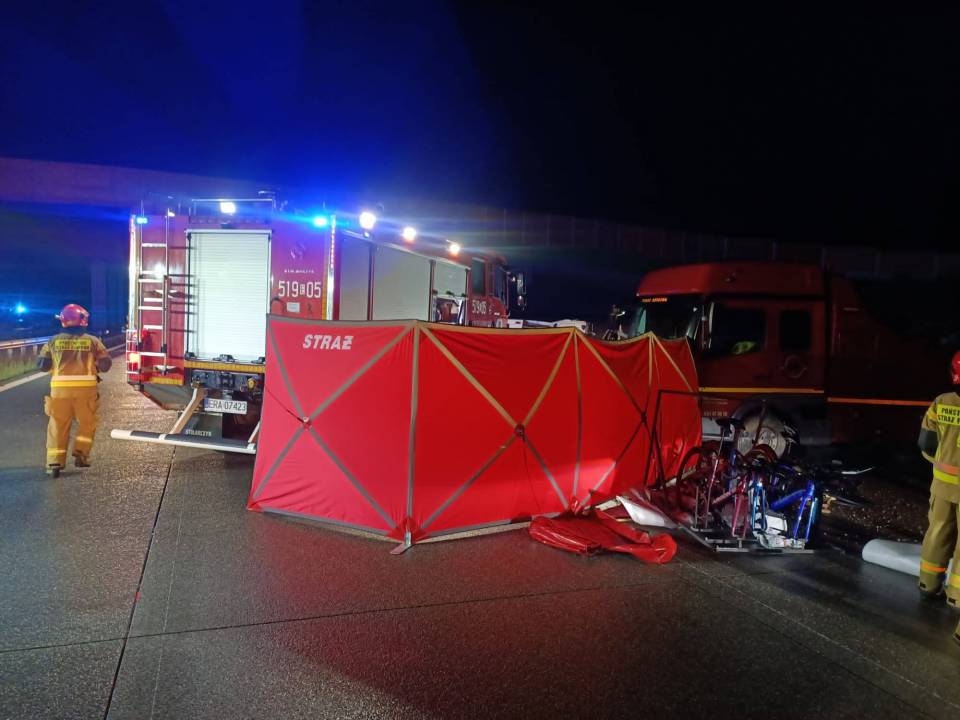 Jedna osoba nie żyje, cztery trafiły do szpitala. Tragedia na A1 w okolicach Kamieńska [Foto]