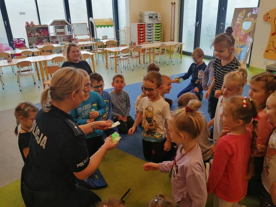 Policjanci z wizytą u przedszkolaków w Zapolicach