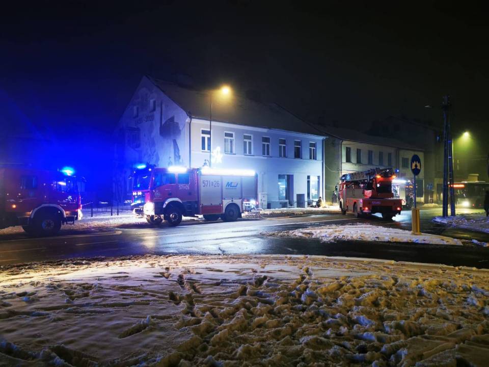 Pożar w piwnicy budynku wielorodzinnego. Ewakuowano kilkanaście osób, cztery z nich trafiły do szpitala