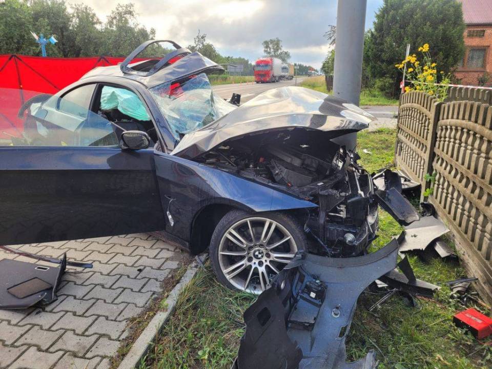 BMW wjechało wprost pod koła TIRa. Śmiertelny wypadek w gminie Rusiec