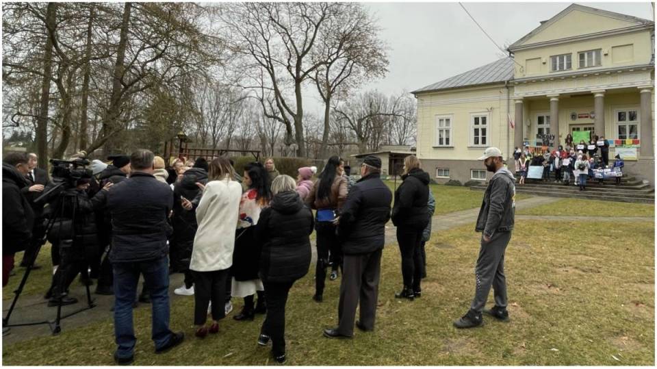 Rodzice ostro protestują, radni przyjmują uchwały. Rusza proces likwidacji dwóch szkół w gminie Szczerców!