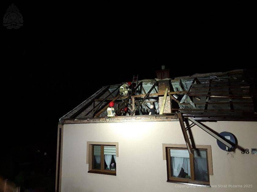 Nawałnice nad Polską: Setki interwencji strażaków, największe zniszczenia w Łódzkiem. Pozrywane dachy, podtopienia [Wideo]