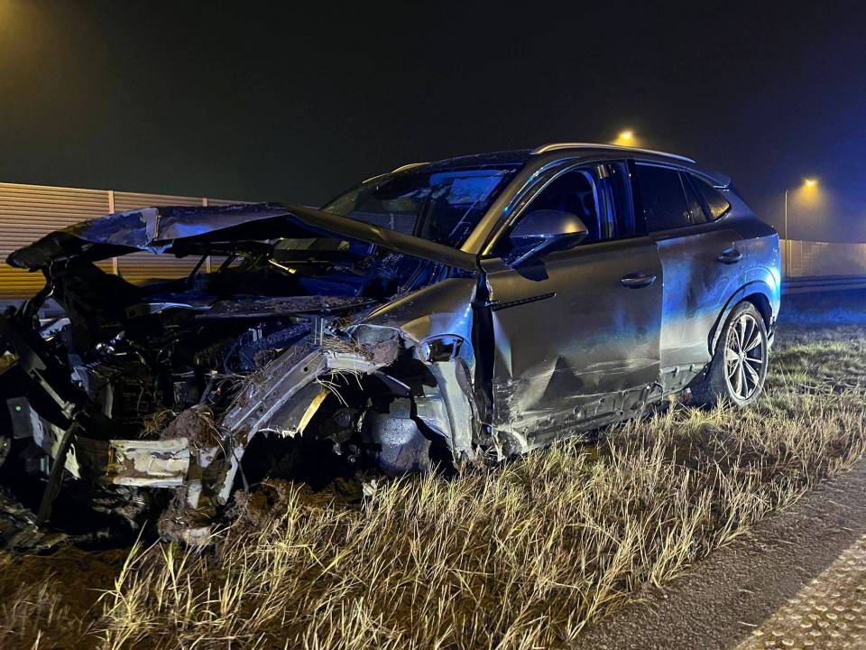 System eCall zadziałał! Kierowca osobówki uderzył w barierę na trasie S8. Służby błyskawicznie trafiły na miejsce zdarzenia [Foto]