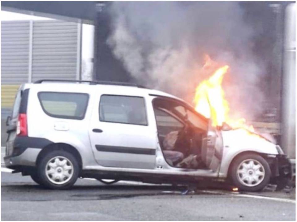 Dramat na S8: zasnął za kierownicą, obudził się w płomieniach. Policjanci stoczyli wyścig z czasem, by uratować kierowcę [Foto]